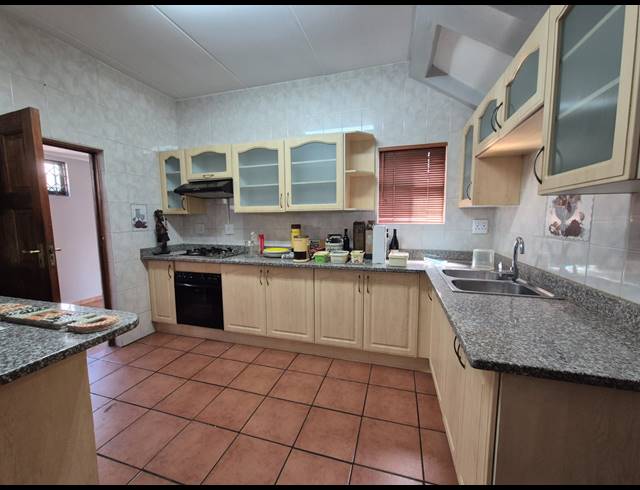 3 BEDROOM TOWNHOUSE FOR SALE IN VANDERBIJLPARK SE 2